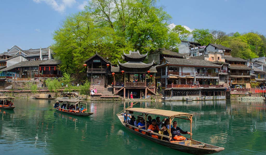 Tour Phượng Hoàng Cổ Trấn – Hồ Bảo Phong 6 ngày 5 đêm: Lịch trình, địa điểm nổi tiếng, giá bán, kinh nghiệm đặt tour & công ty uy tín